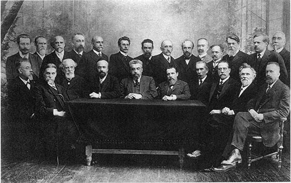 В.И.Вернадский (стоит третий справа) среди профессоров, покинувших Московский университет в знак протеста против политики министра